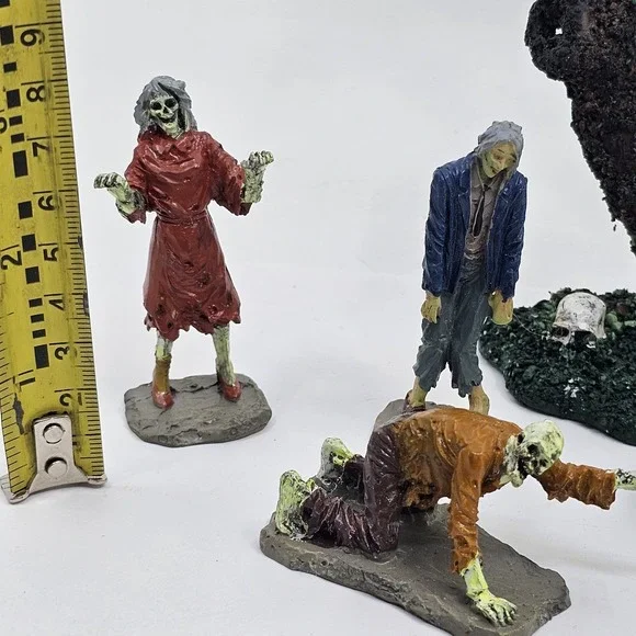 Lemax Spooky Town Ghoul Hot Dog Halloween Village Figure Walking Dead #42215 - Picture 2 of 7